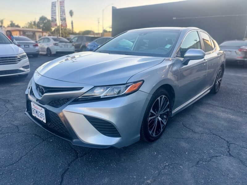 2020 Toyota Camry SE's photo