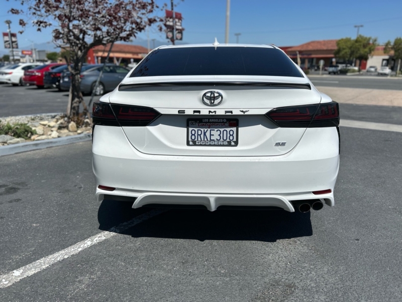 2019 Toyota Camry SE - Photo 2