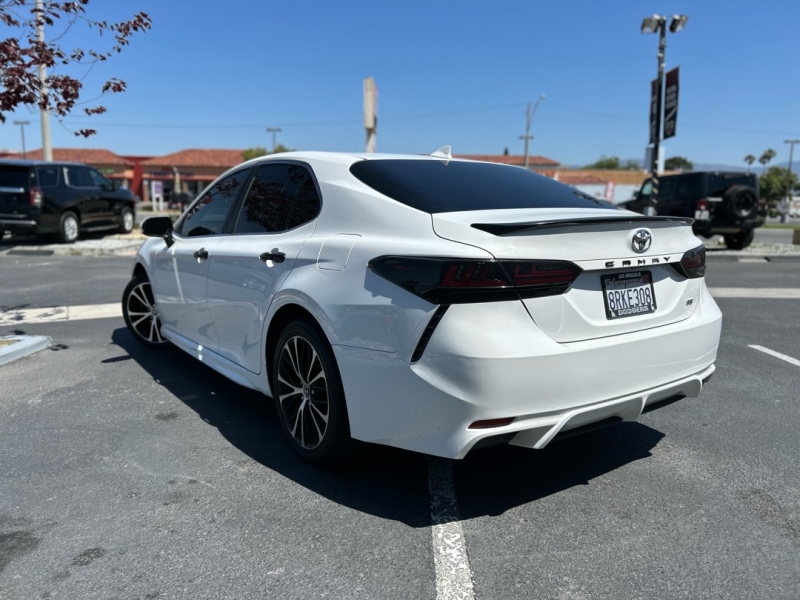 2019 Toyota Camry SE - Photo 3