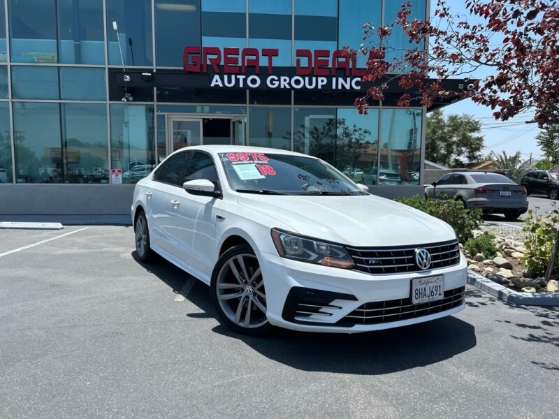2018 Volkswagen Passat 2.0T R-Line Auto's photo