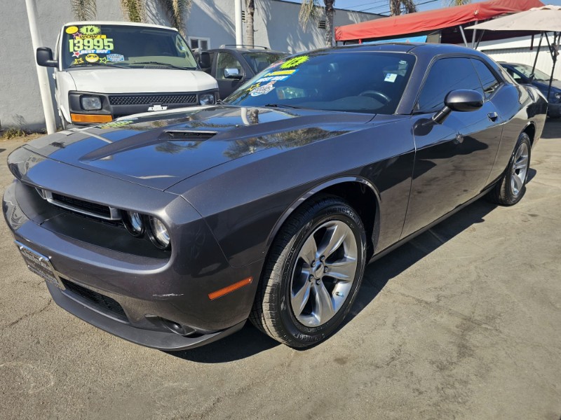 2016 Dodge Challenger SXT's photo