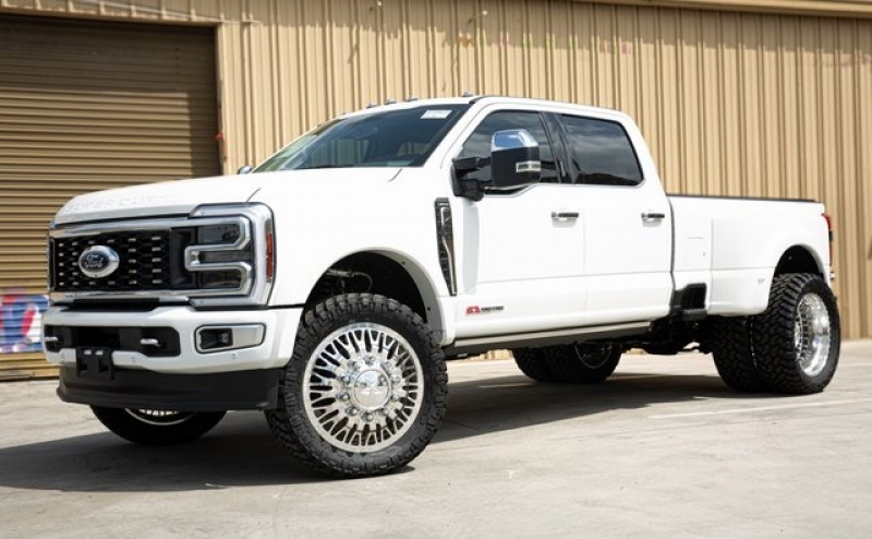 2024 Ford F-450 Super Duty Limited's photo