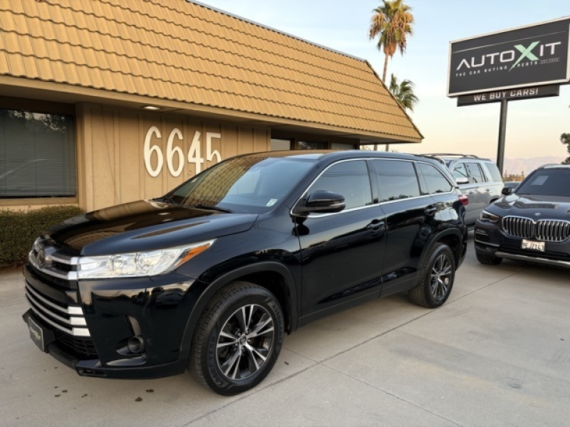 2019 Toyota Highlander LE's photo