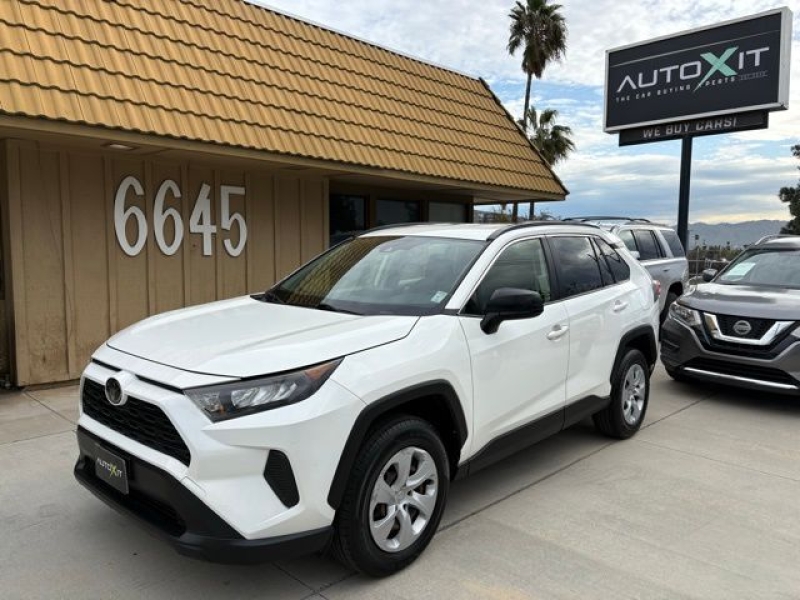 2019 Toyota RAV4 LE FWD's photo
