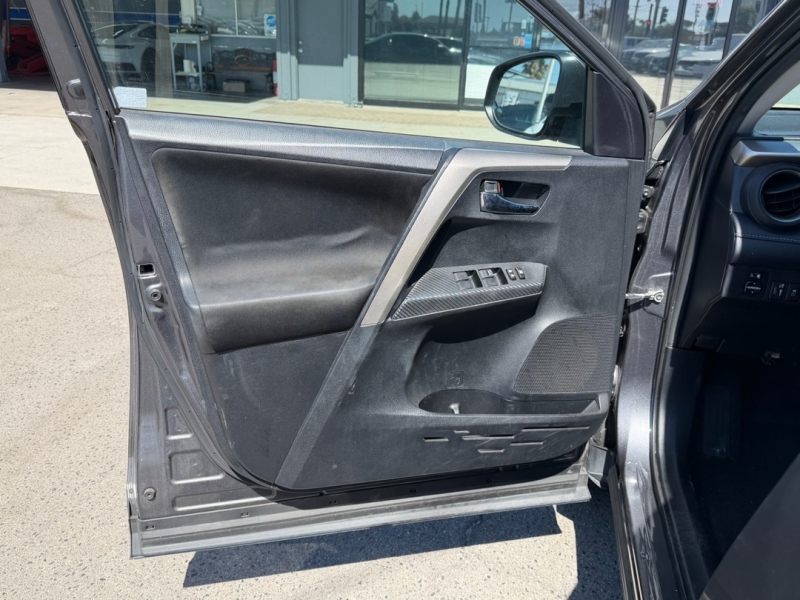 2014 Toyota RAV4 XLE - Photo 9