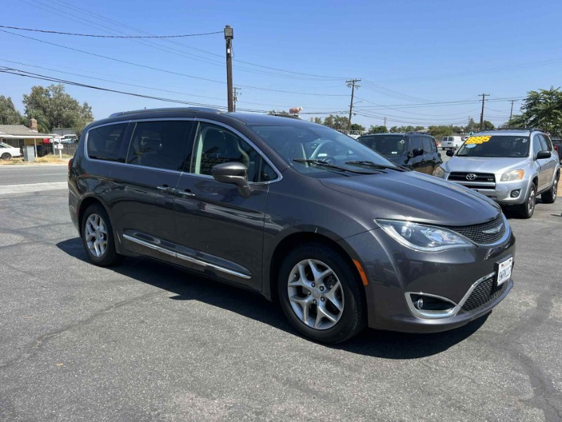 2018 Chrysler Pacifica Touring Plus photo 2