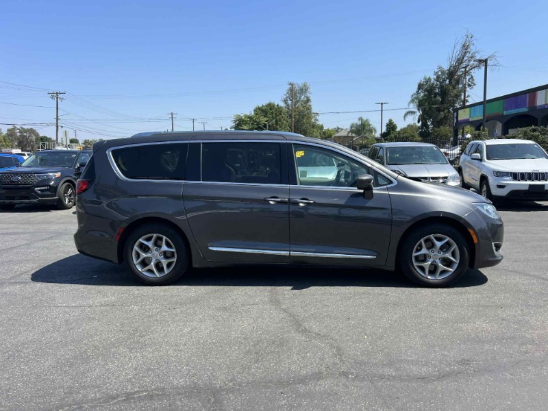 2018 Chrysler Pacifica Touring Plus photo 3