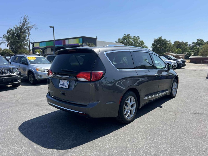 2018 Chrysler Pacifica Touring Plus photo 4