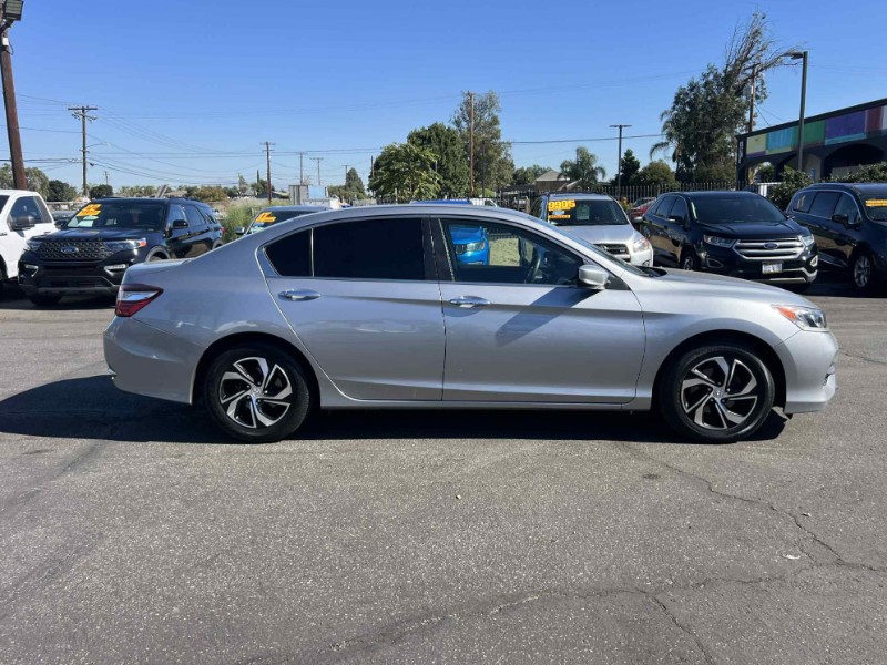 2017 Honda Accord LX photo 4