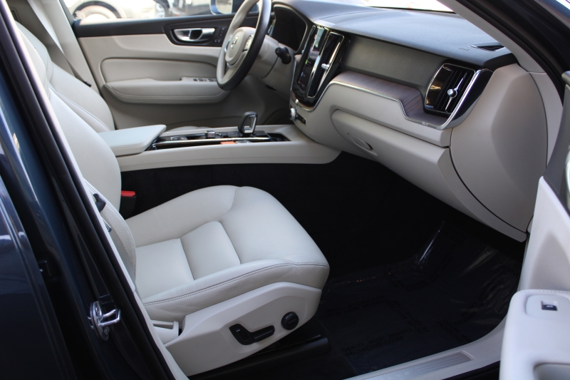 2022 Volvo XC60 Momentum - Photo 12