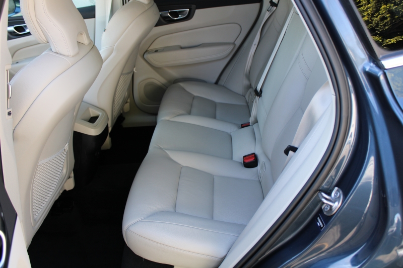 2022 Volvo XC60 Momentum - Photo 11