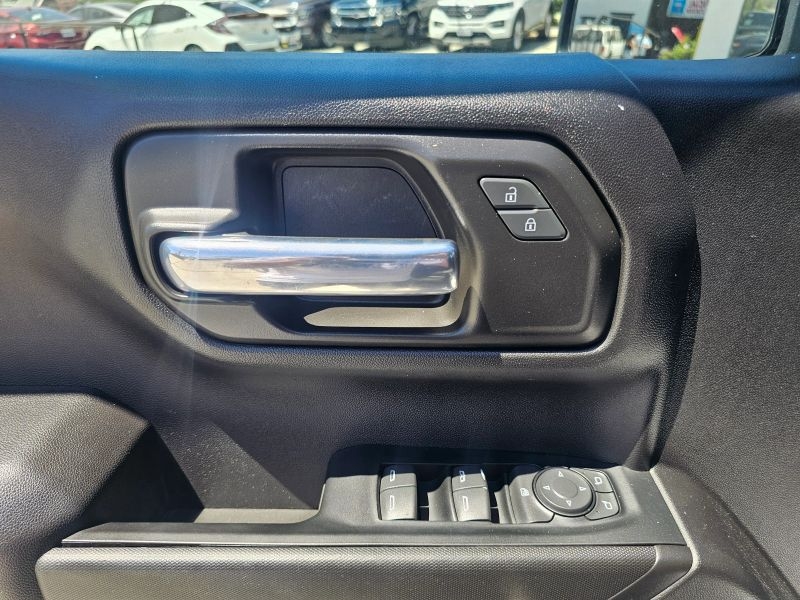 2023 Chevrolet Silverado 1500 Crew Cab Custom Pickup 4D 5 3/4 Ft