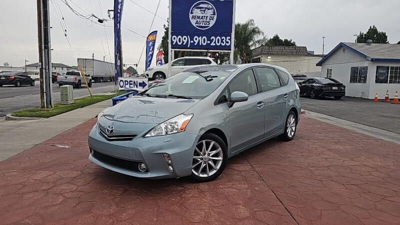 2014 Toyota Prius v Five's photo