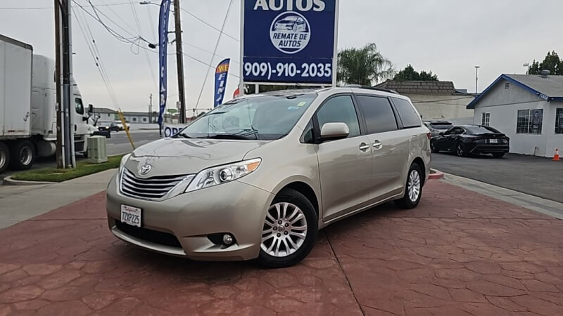 2017 Toyota Sienna XLE V6 7-Passenger Access Seat's photo