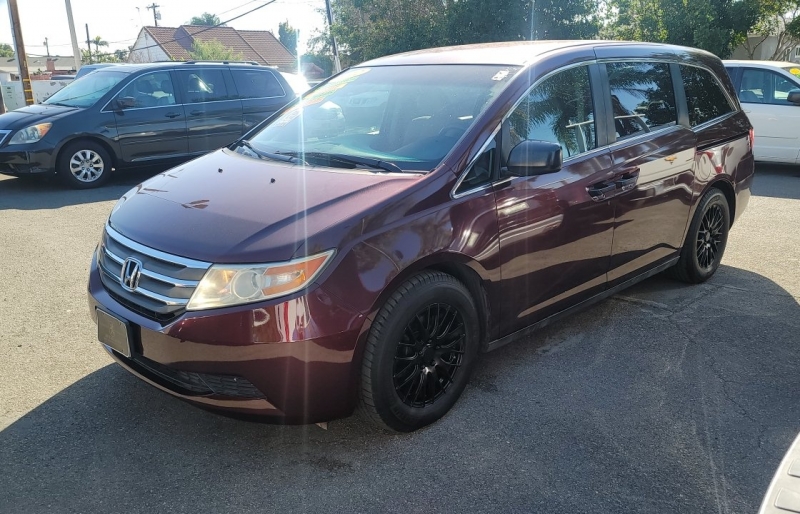 2012 Honda Odyssey LX photo 2