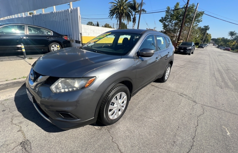 2015 Nissan Rogue SV photo 2