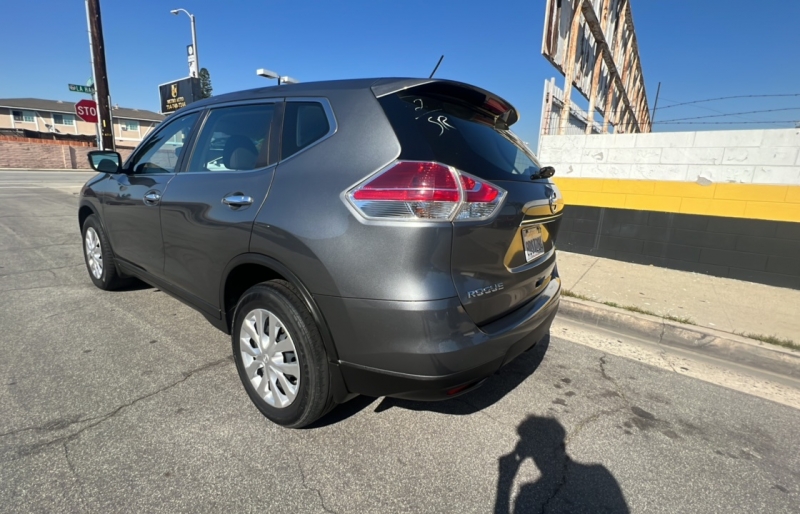 2015 Nissan Rogue SV photo 4