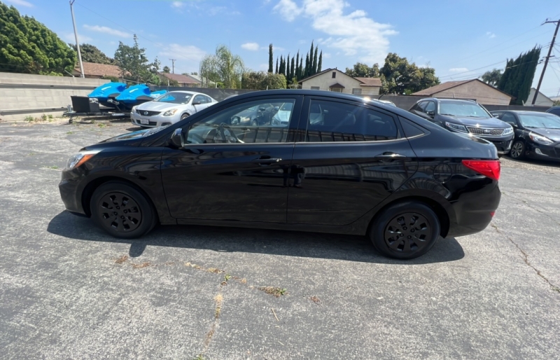2016 Hyundai Accent SE photo 3