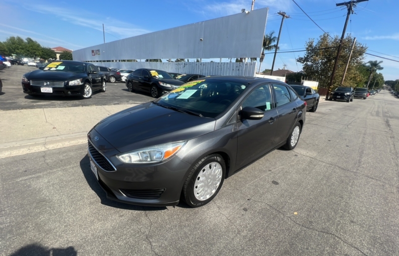 2015 Ford Focus SE photo 2