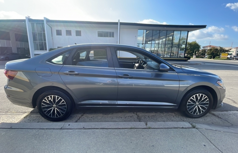 2021 Volkswagen Jetta SE photo 4