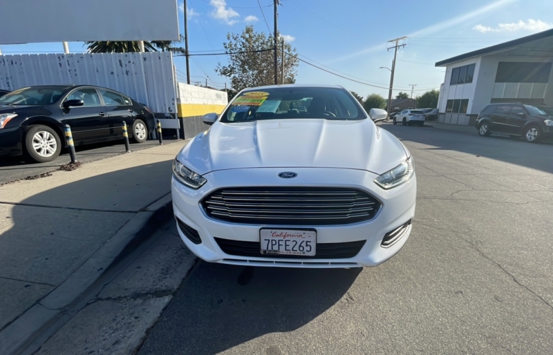 2016 Ford Fusion S photo 2
