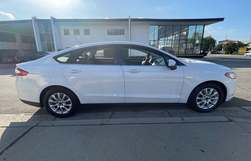 2016 Ford Fusion S photo 4