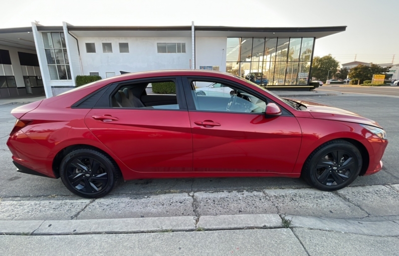 2021 Hyundai Elantra SEL photo 4