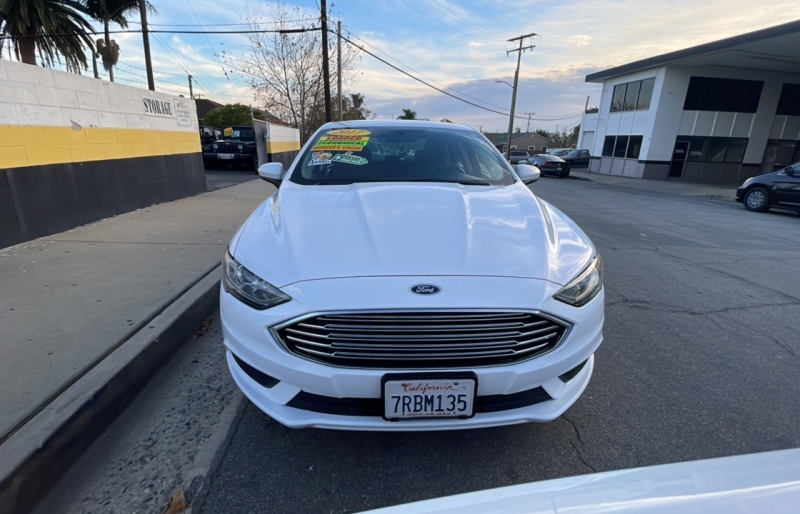 2017 Ford Fusion SE photo 2