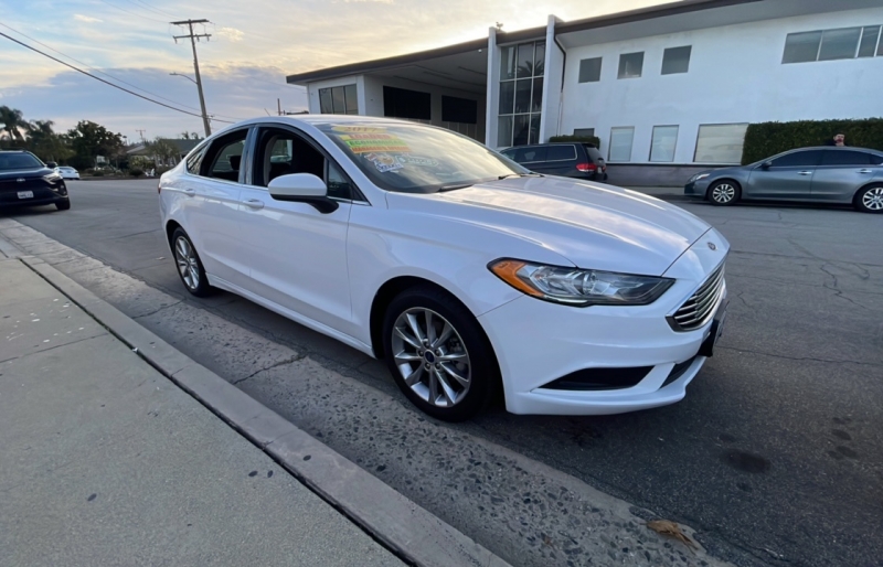 2017 Ford Fusion SE photo 3