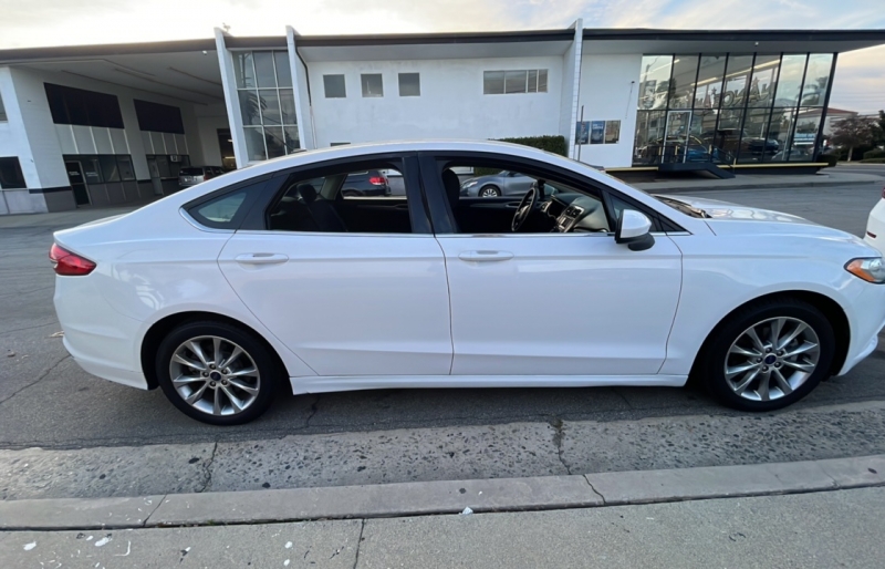 2017 Ford Fusion SE photo 4