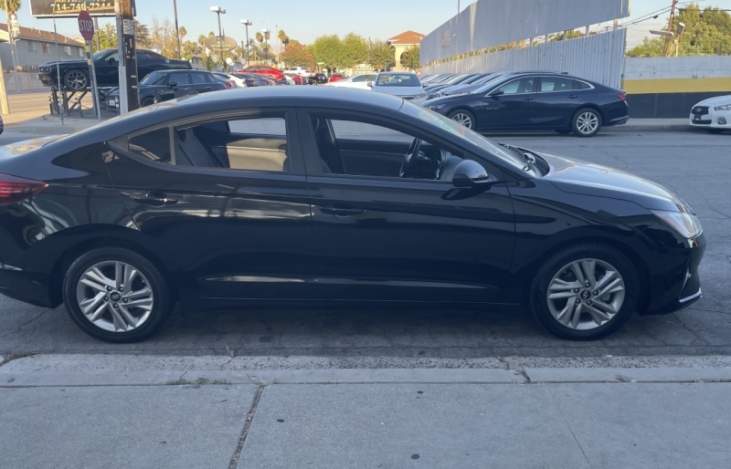 2019 Hyundai Elantra SEL photo 4