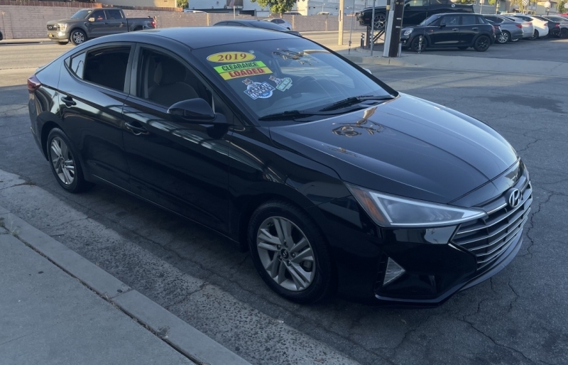 2019 Hyundai Elantra SEL photo 3