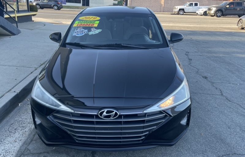 2019 Hyundai Elantra SEL photo 2