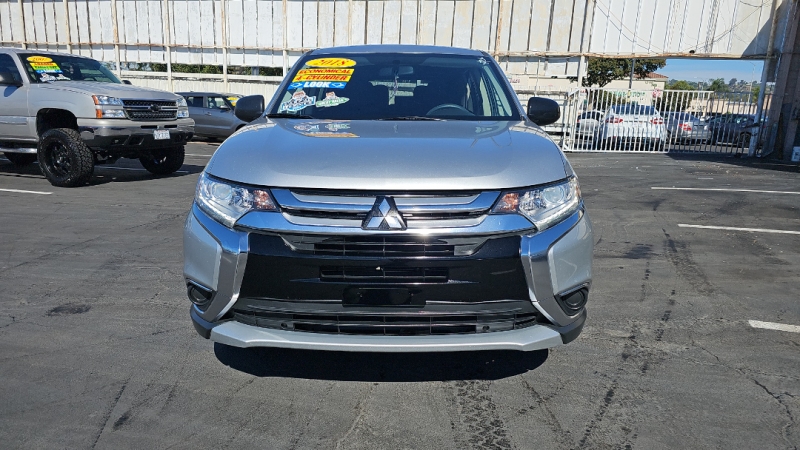 2018 Mitsubishi Outlander ES photo 3