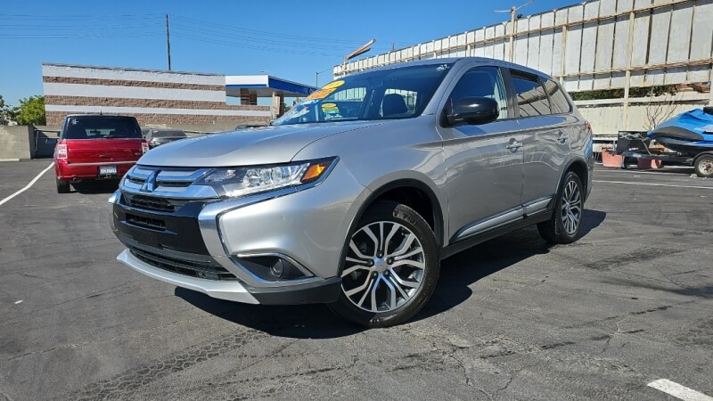 2018 Mitsubishi Outlander ES photo 2