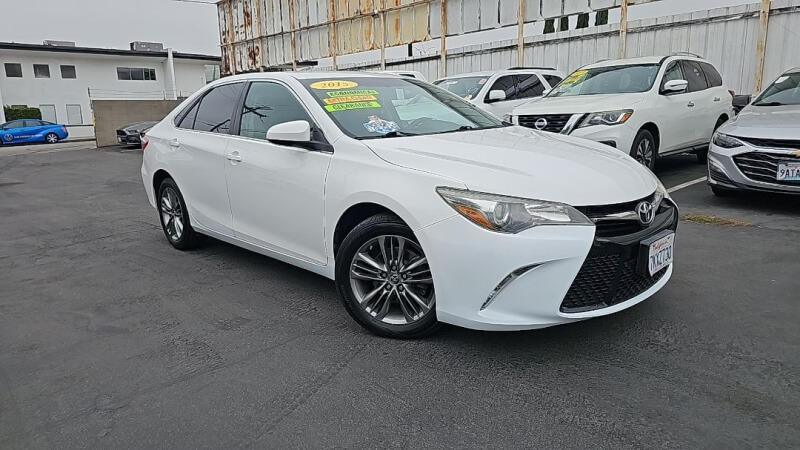 2015 Toyota Camry SE photo 2