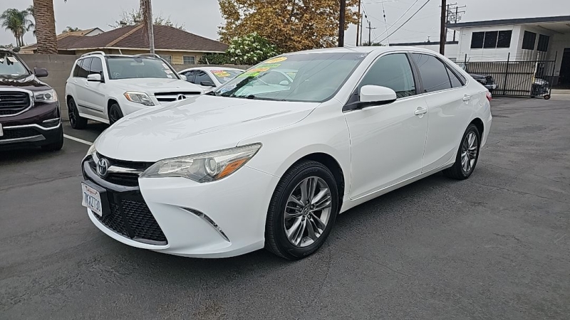 2015 Toyota Camry SE photo 4