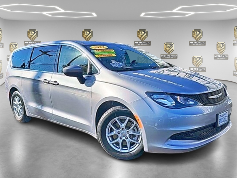 2021 Chrysler Voyager LX's photo