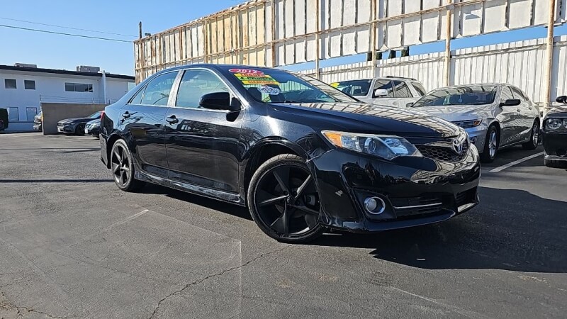 2012 Toyota Camry SE photo 2
