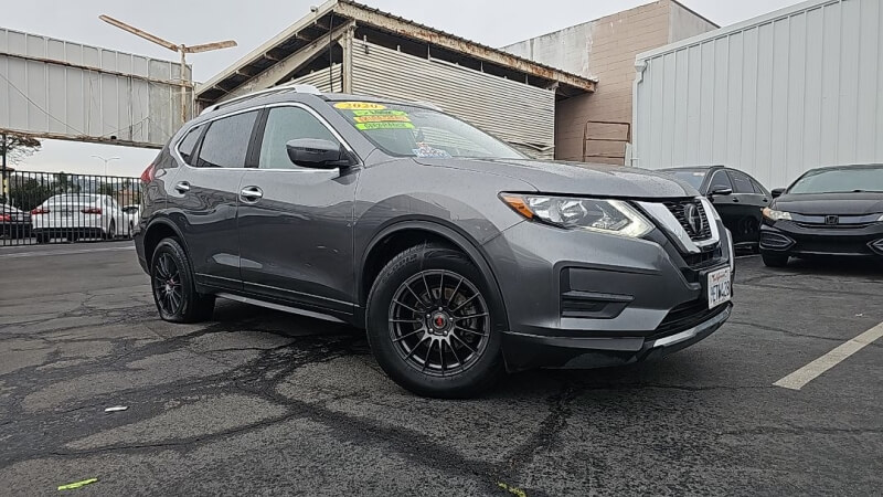 2020 Nissan Rogue SV's photo