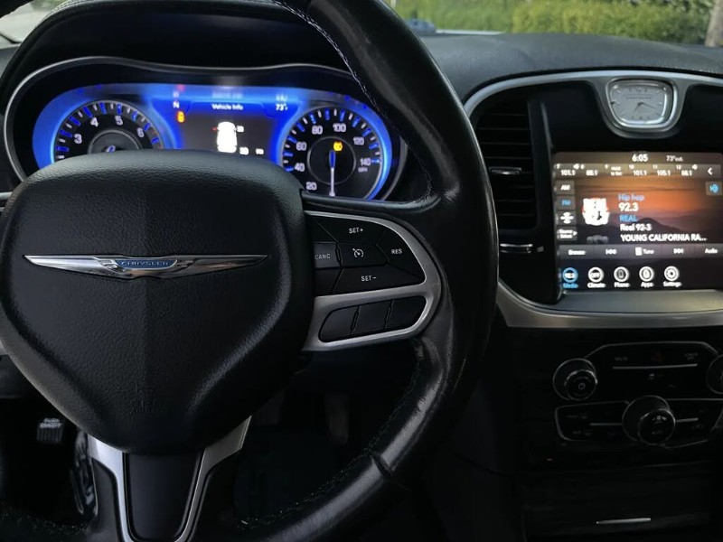2021 Chrysler 300 Touring - Photo 25