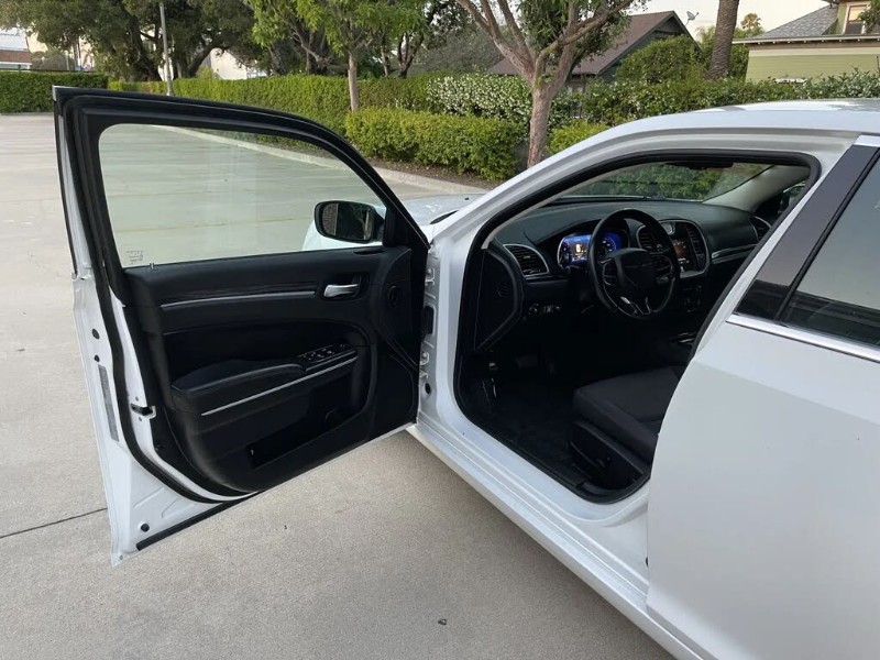 2021 Chrysler 300 Touring - Photo 9