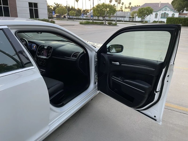 2021 Chrysler 300 Touring - Photo 15