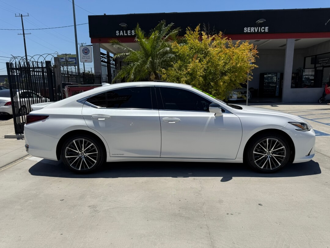 2022 Lexus ES 300h Premium photo 6