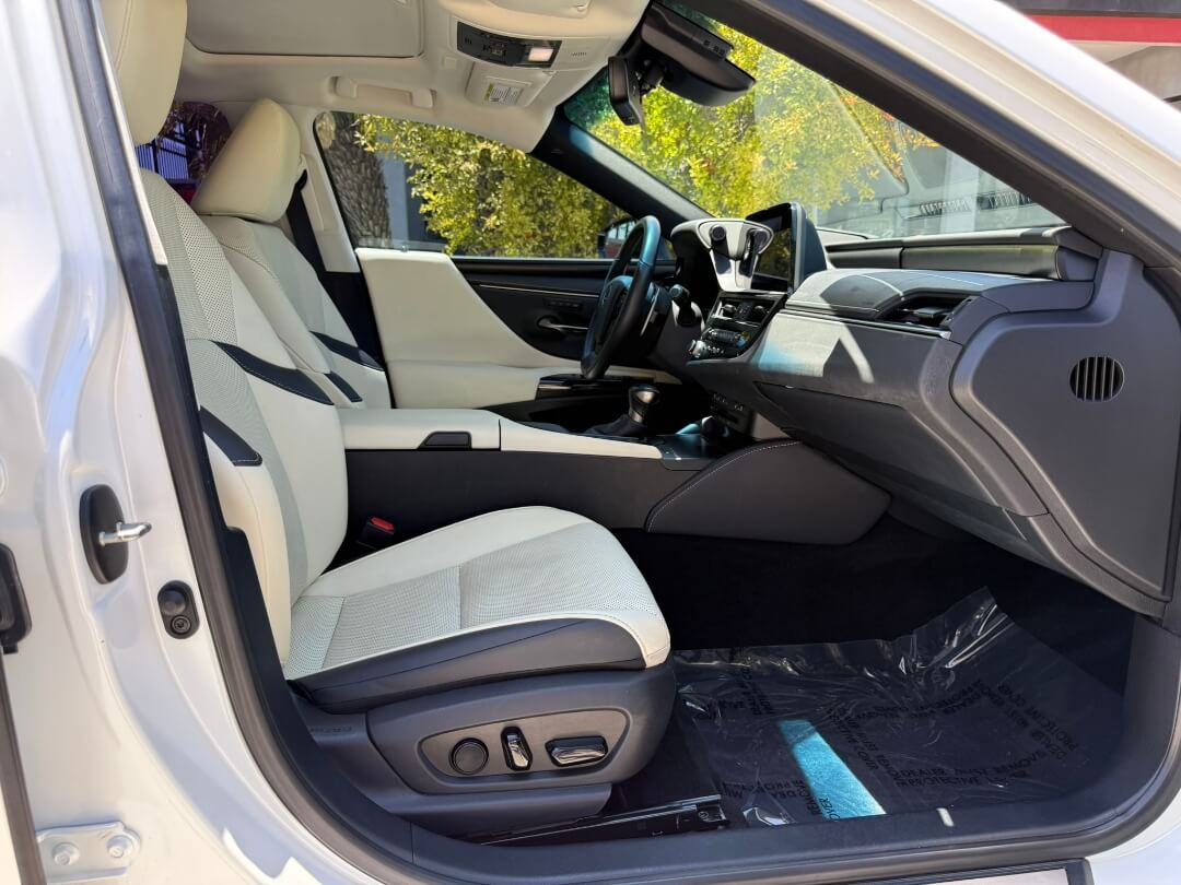 2022 Lexus ES 300h Premium photo 15