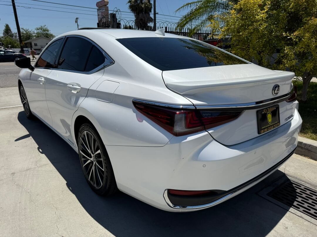 2022 Lexus ES 300h Premium photo 4
