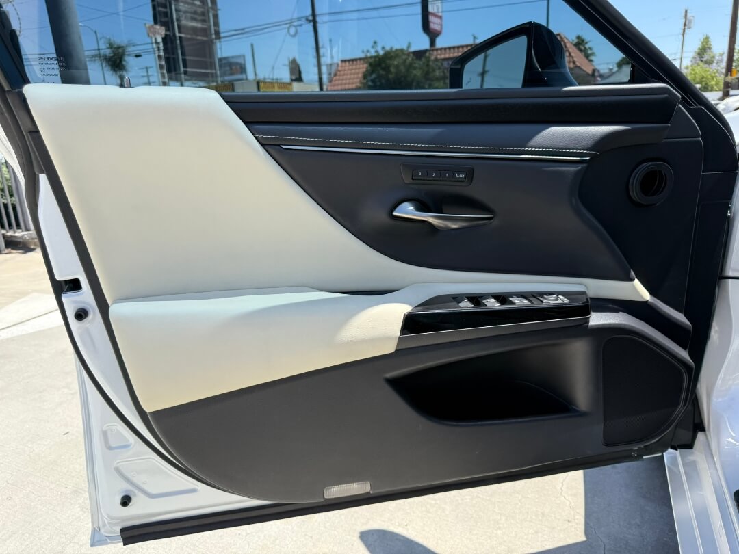 2022 Lexus ES 300h Premium photo 12