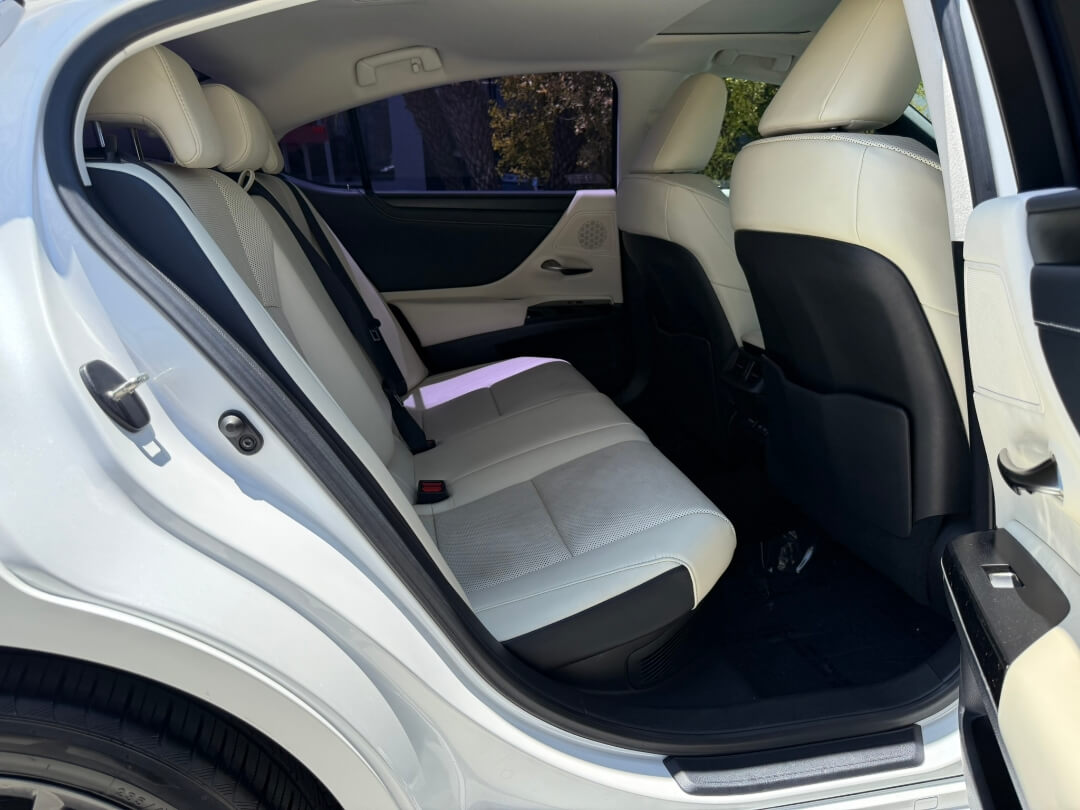 2022 Lexus ES 300h Premium photo 17
