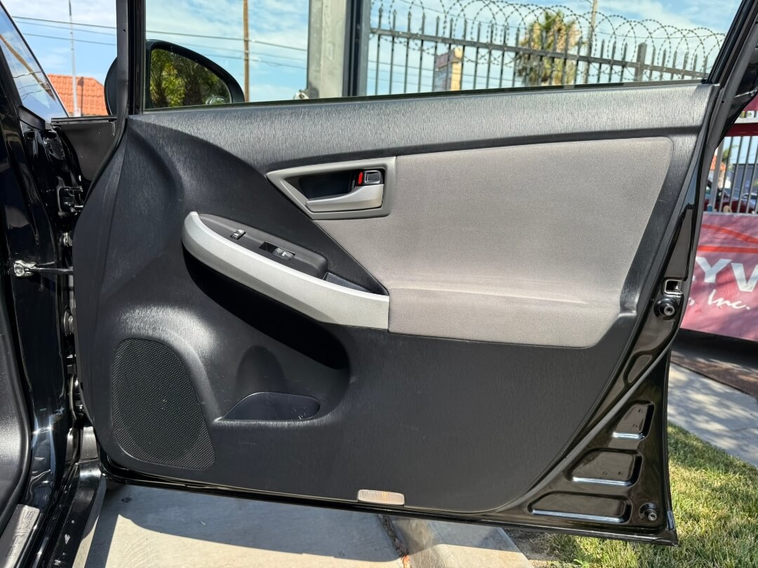 2015 Toyota Prius Three photo 14
