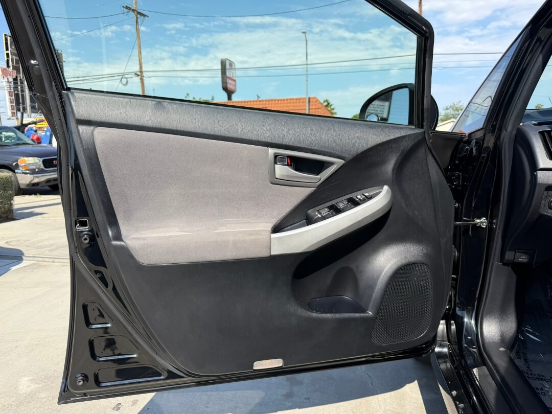 2015 Toyota Prius Three photo 13
